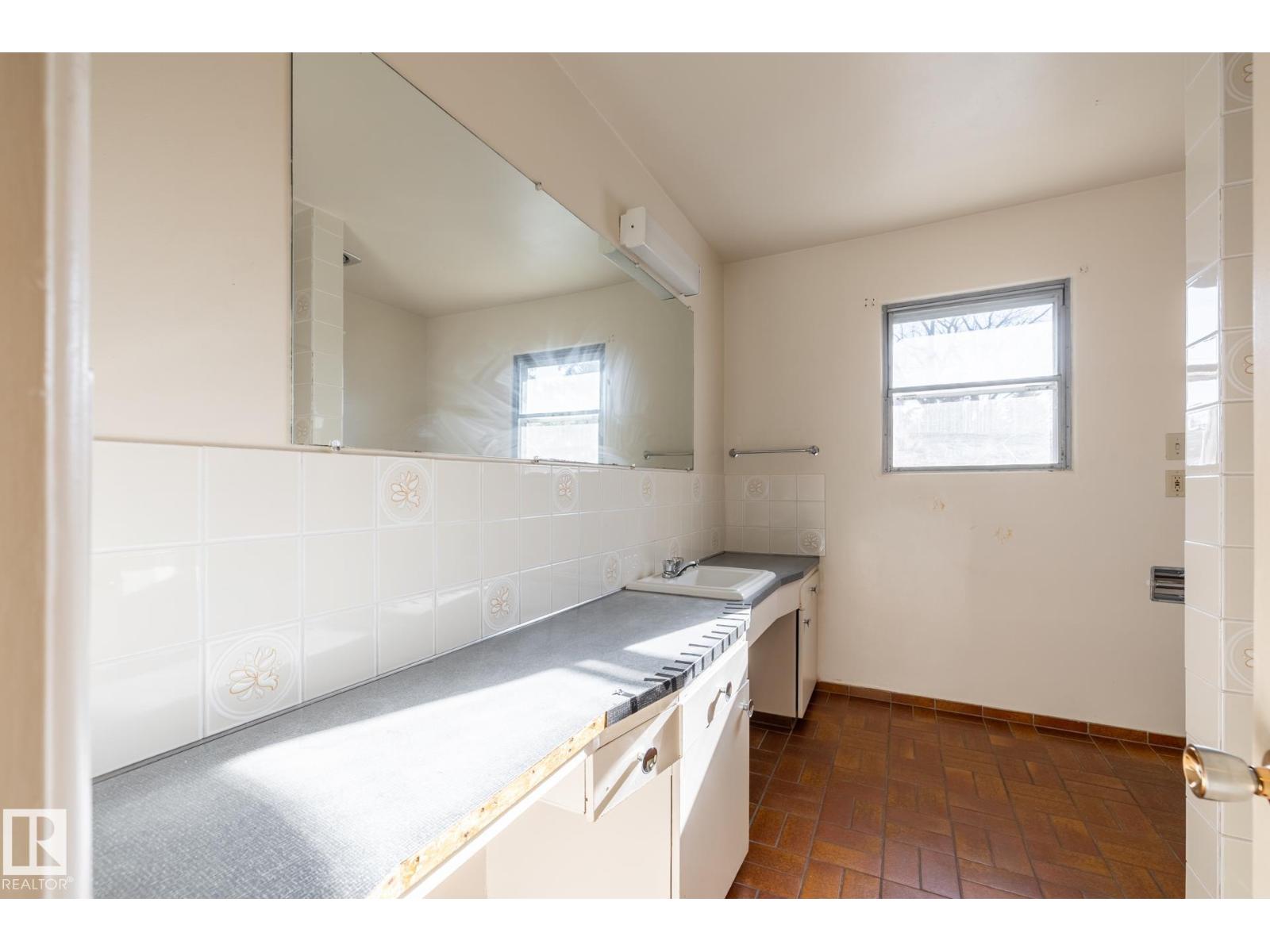 11819 87 AV NW - 43