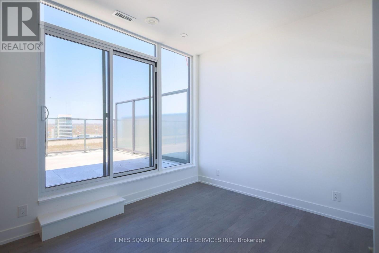 #PH12 270 DUFFERIN STREET - 11