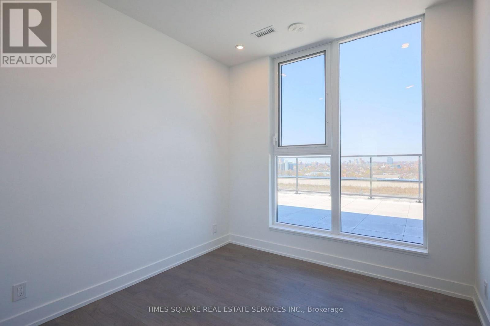 #PH12 270 DUFFERIN STREET - 8