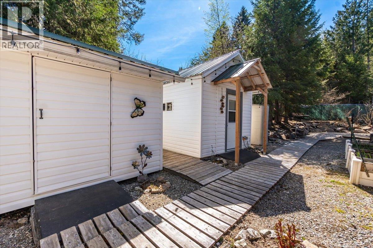 1601 BEECH Road, Christina Lake