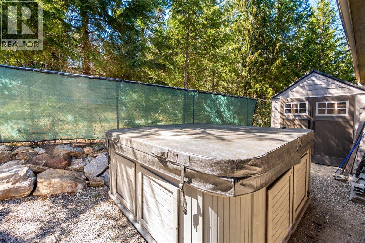 1601 BEECH Road, Christina Lake