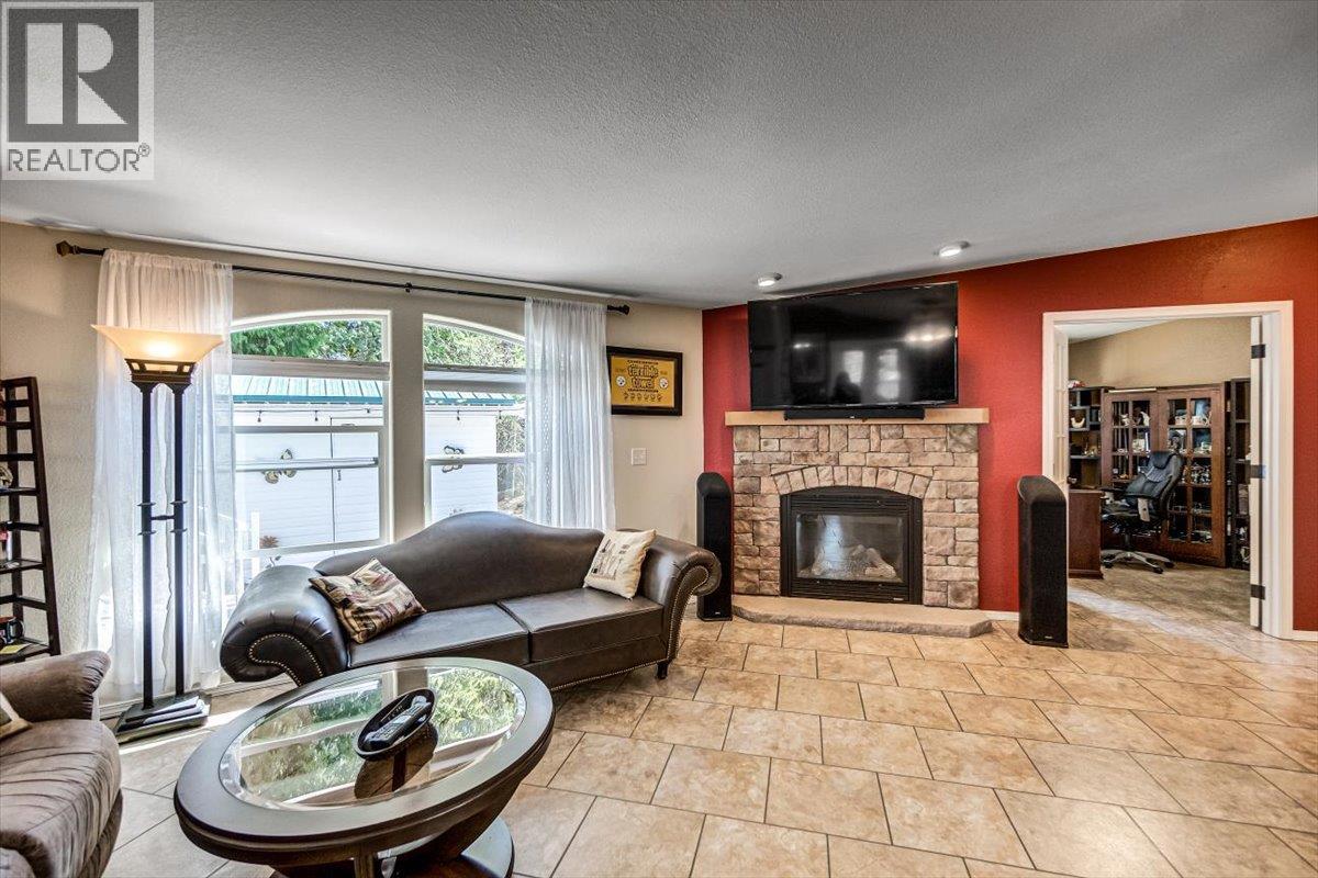 1601 BEECH Road, Christina Lake