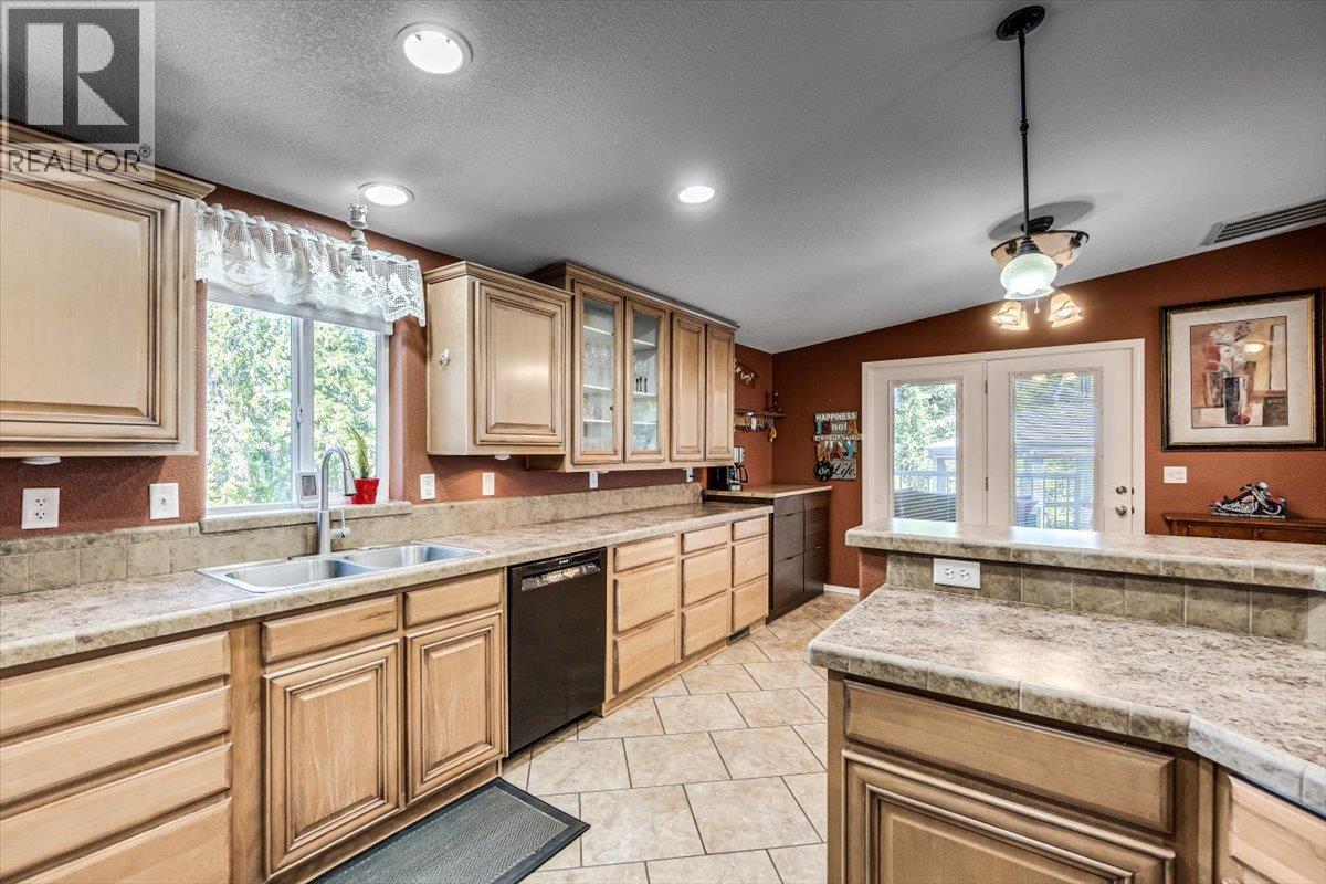 1601 BEECH Road, Christina Lake