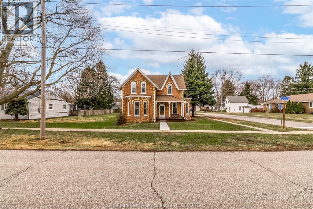 9 Harold STREET South — photo 38