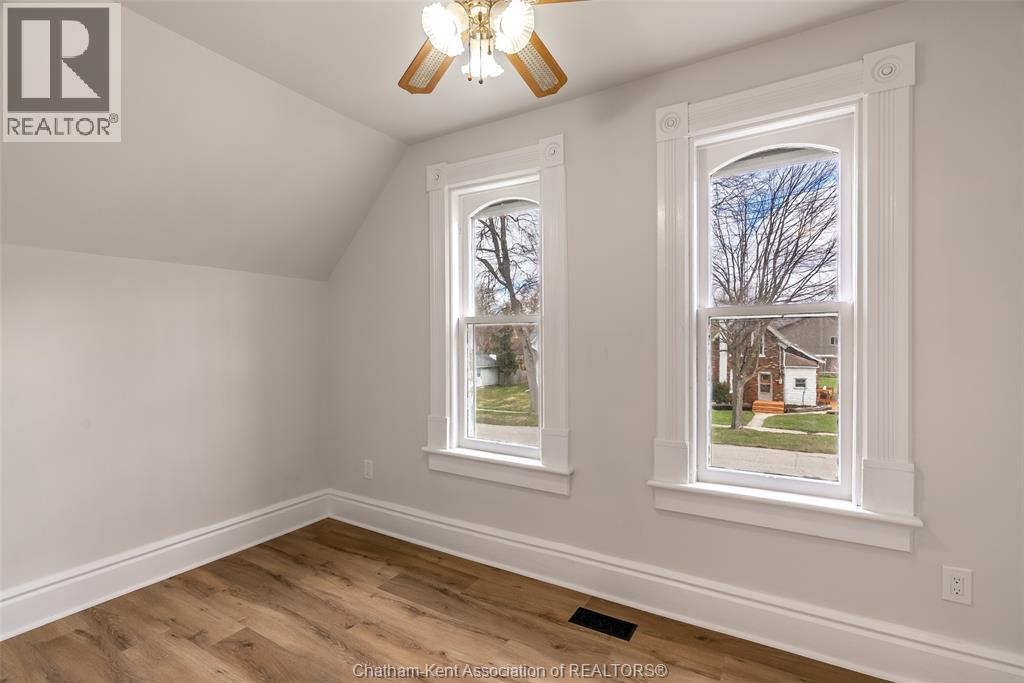9 Harold STREET South — photo 27