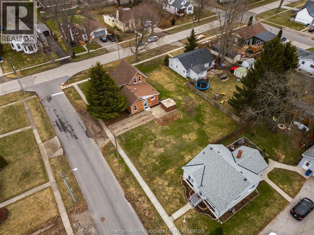 9 Harold STREET South — photo 34