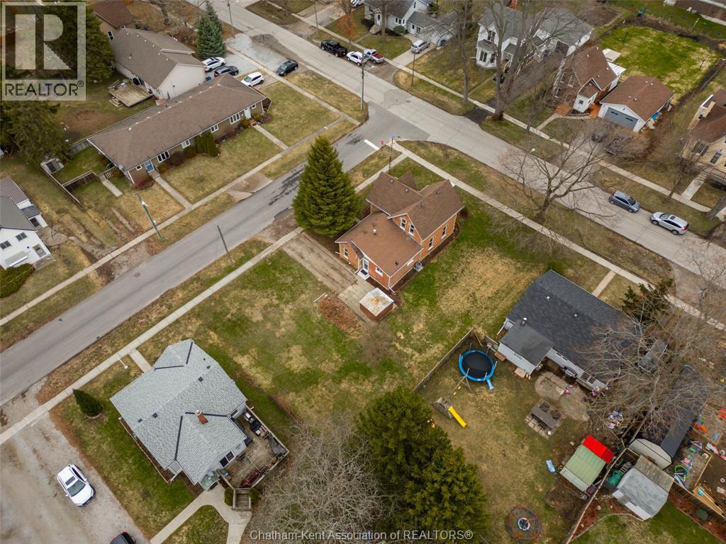 9 Harold STREET South — photo 36