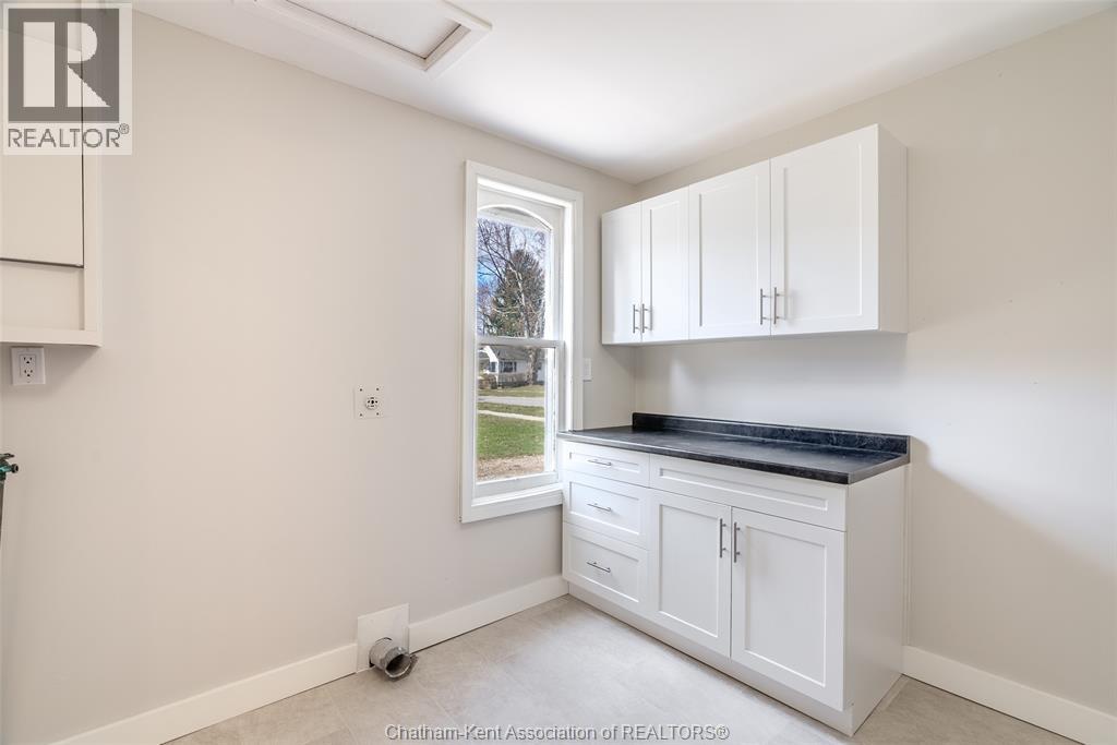 9 Harold STREET South — photo 23