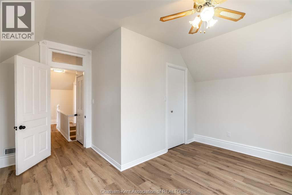 9 Harold STREET South — photo 32