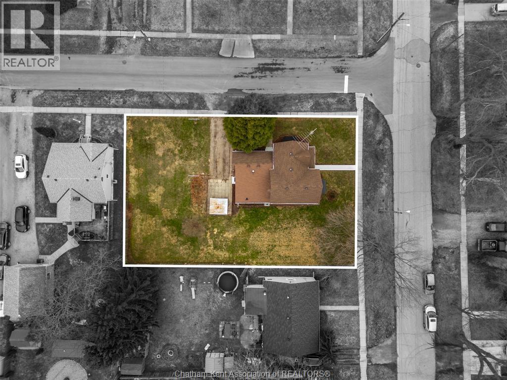 9 Harold STREET South — photo 37
