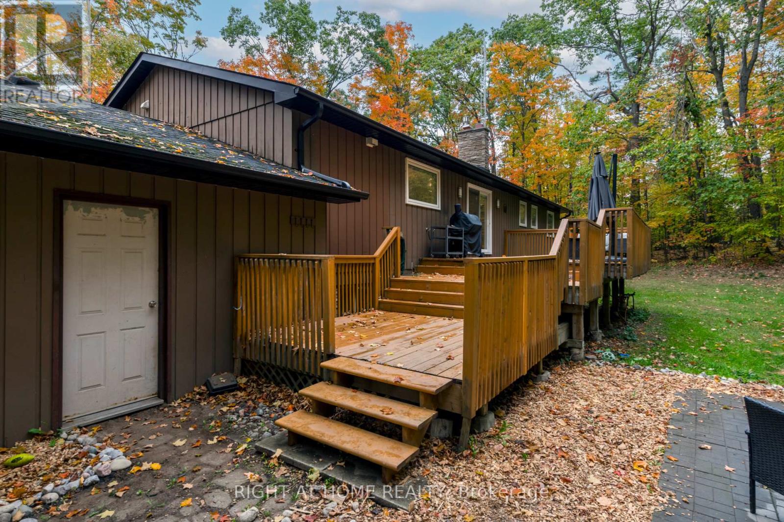 11 WOODLAND CRESCENT - 34