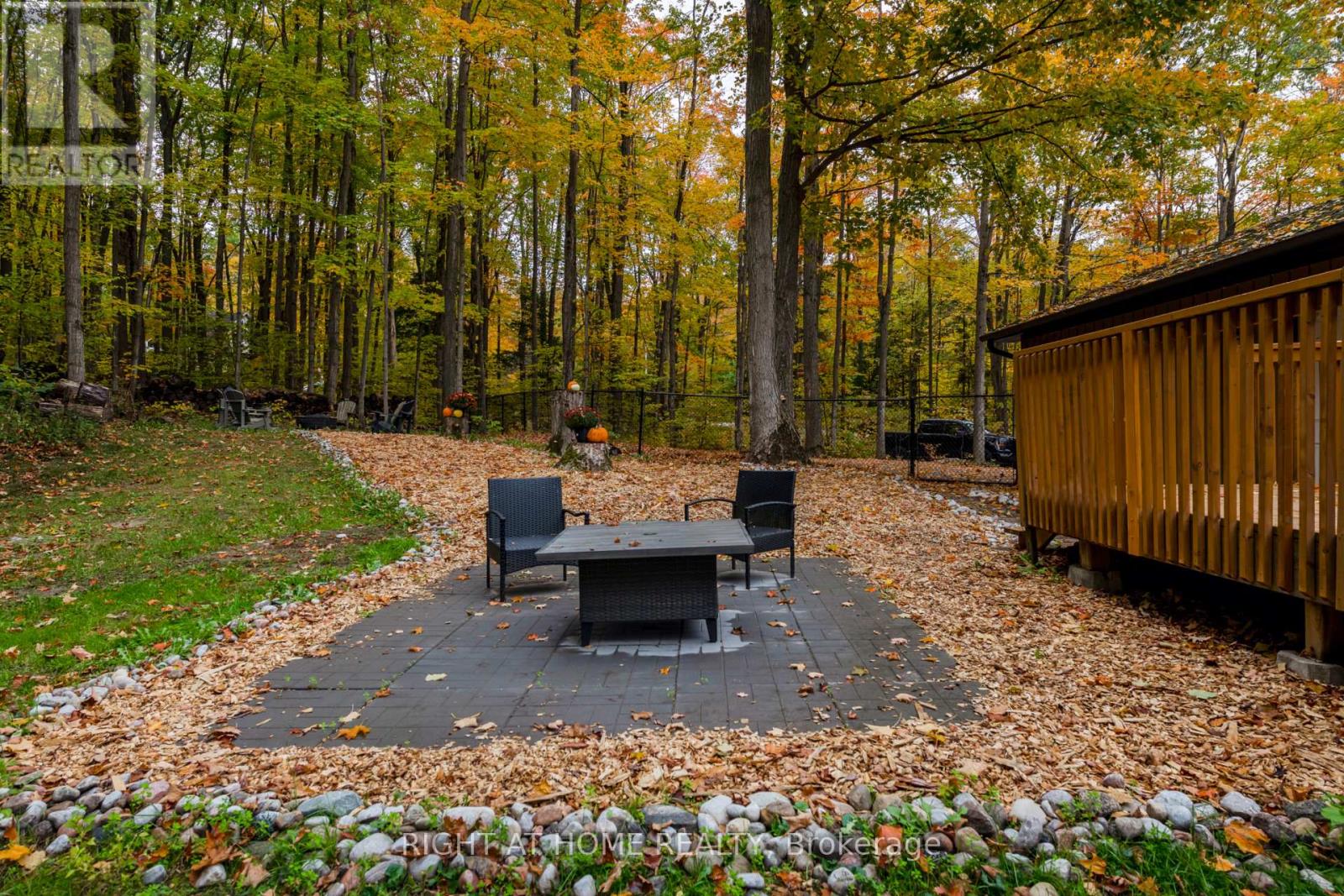 11 WOODLAND CRESCENT - 36