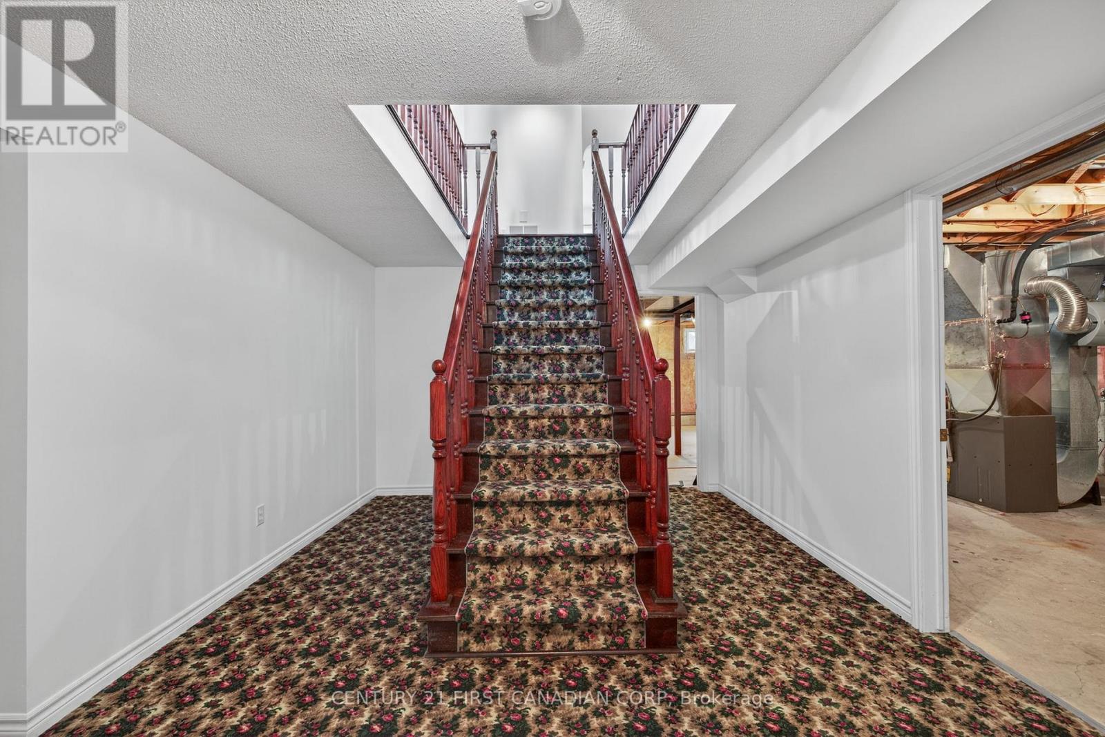 8 CLAIRE COURT Property Photo