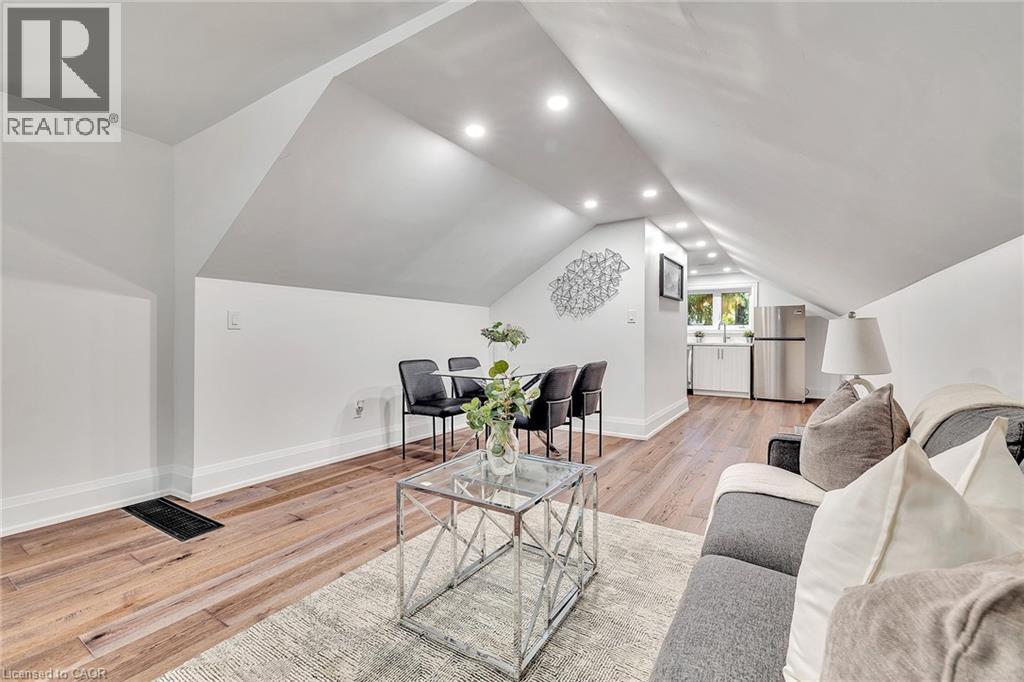 877 KINGSWAY Drive