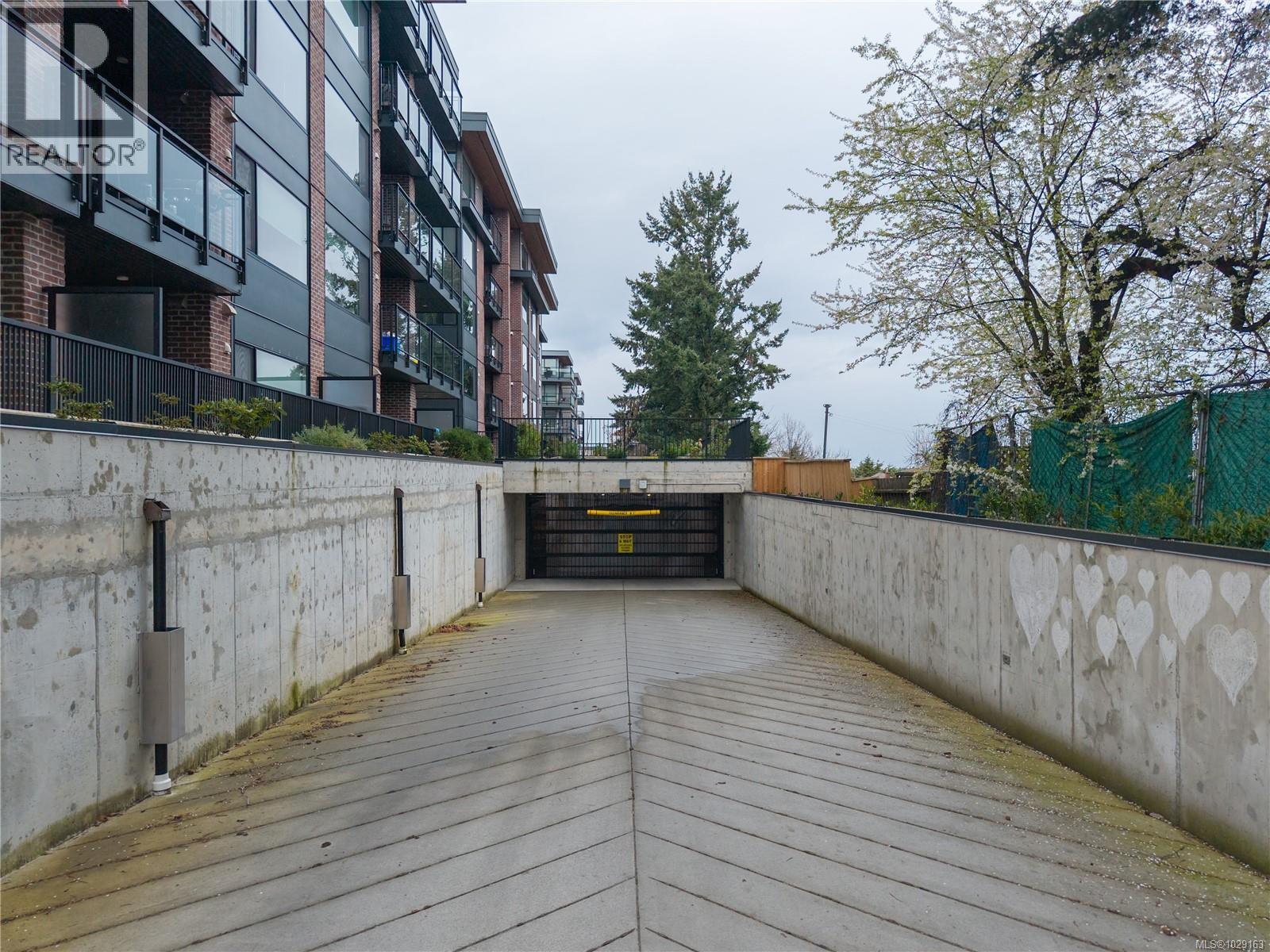 #103 147 HALIBURTON ST - 28