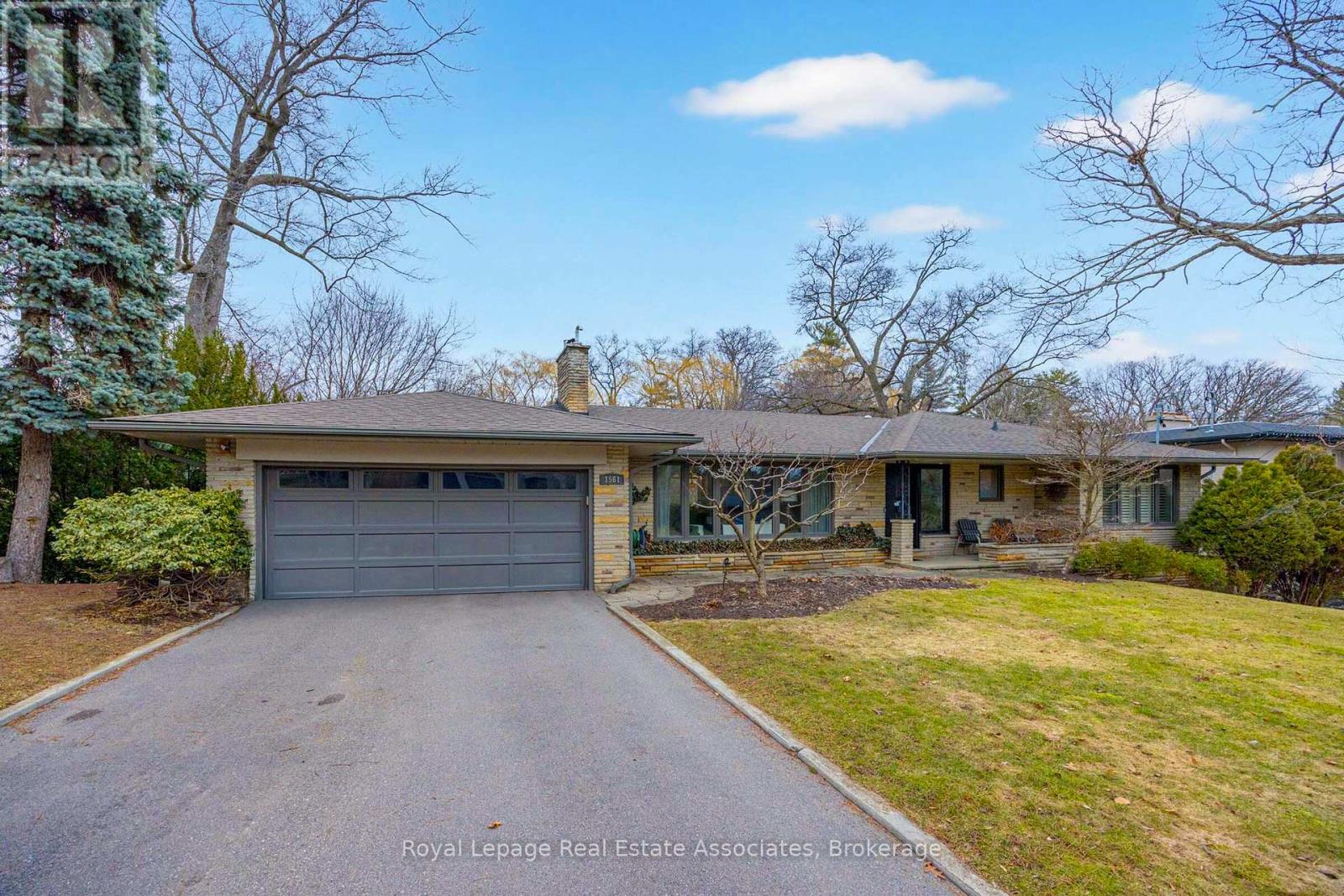 1561 PINETREE CRESCENT