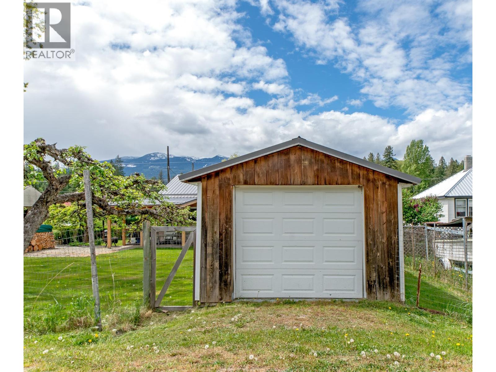  1610 EASTMAN Avenue, Riondel