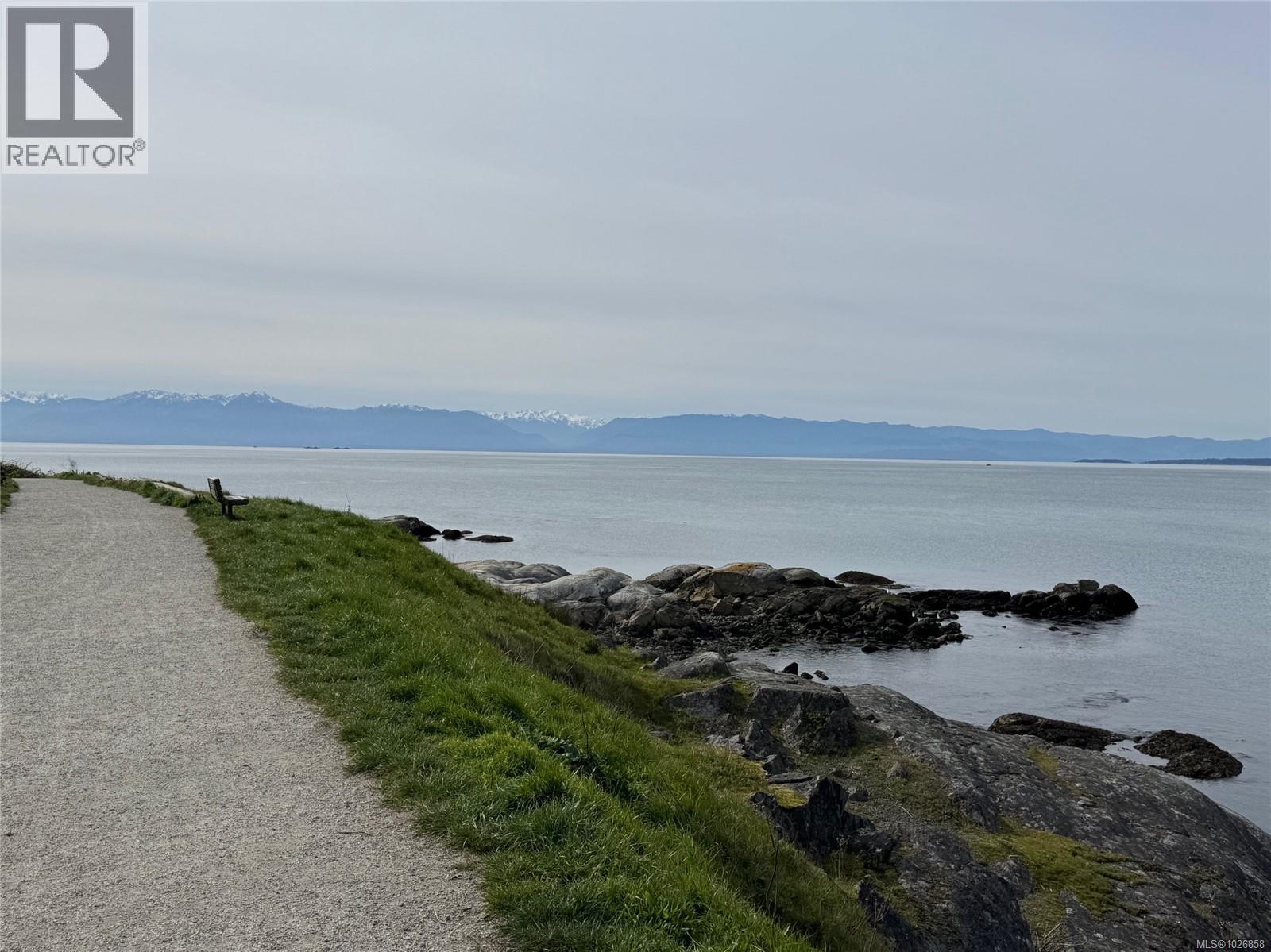 #303 924 ESQUIMALT RD - 30