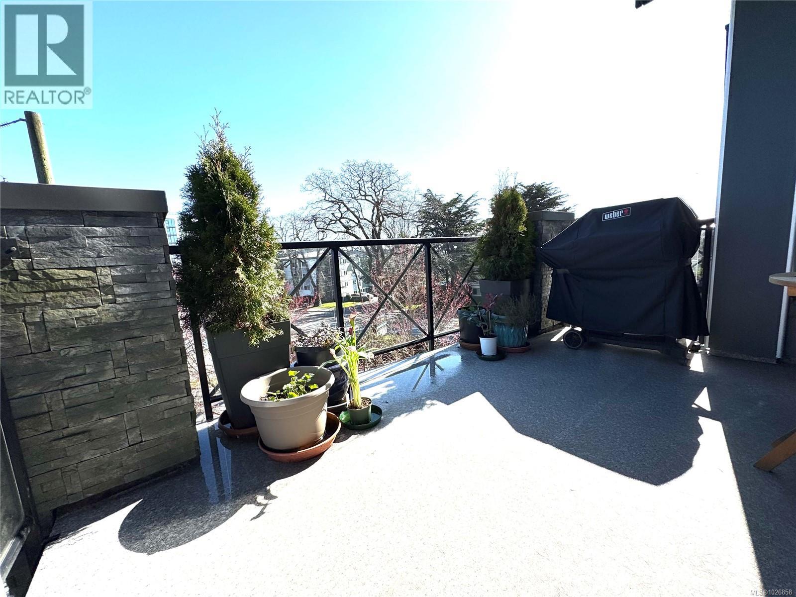 #303 924 ESQUIMALT RD - 26