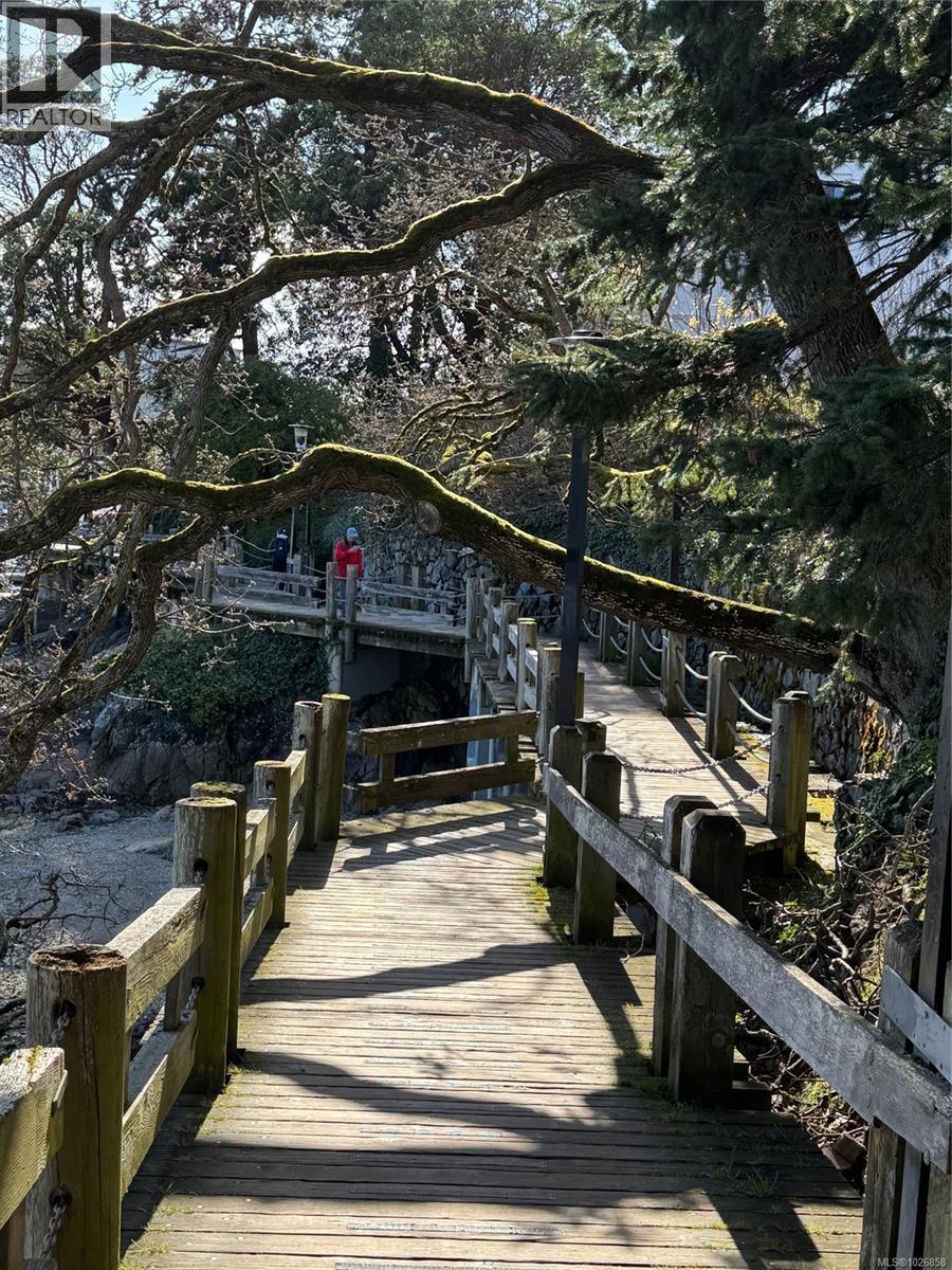 #303 924 ESQUIMALT RD - 34