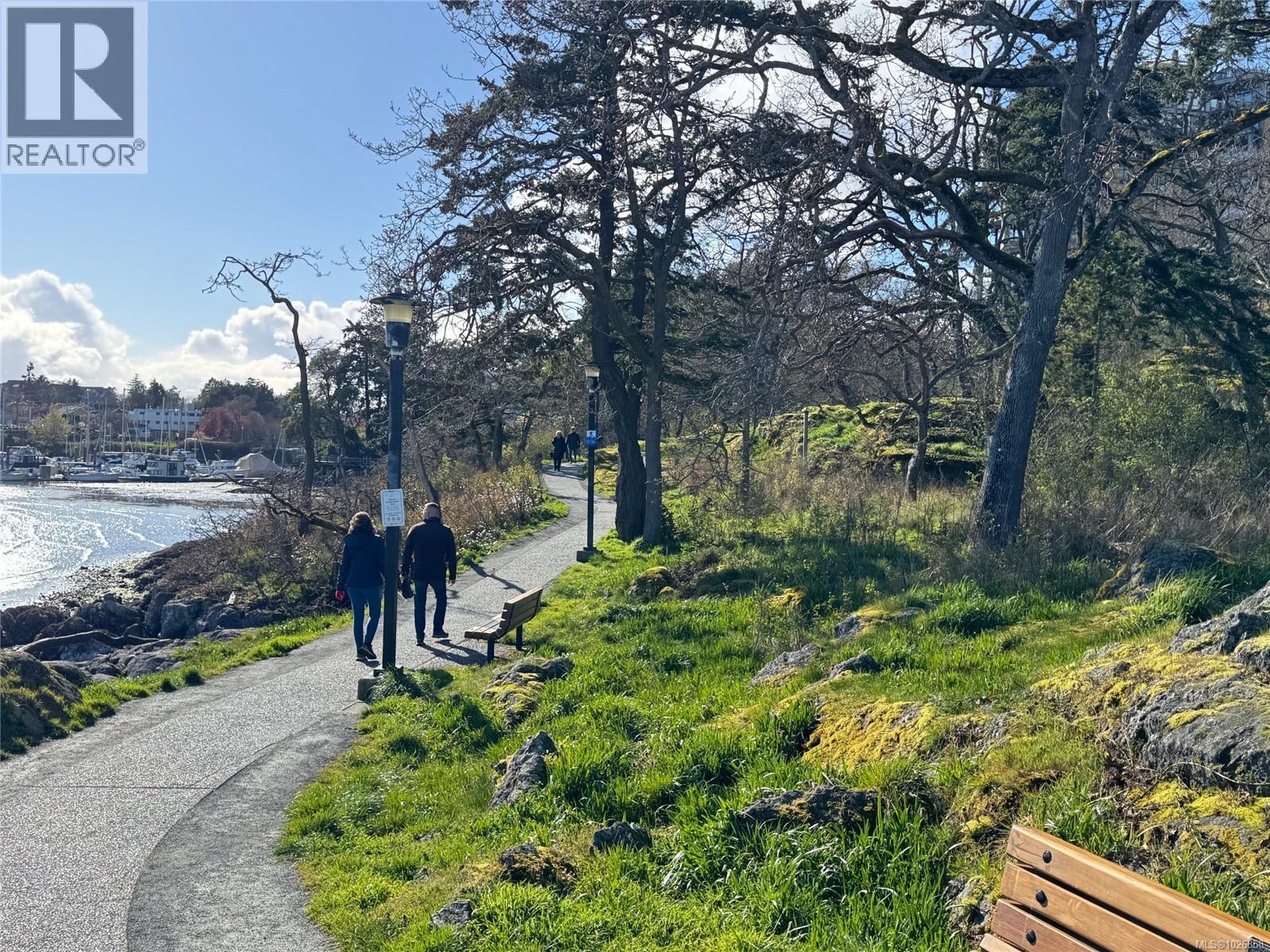 #303 924 ESQUIMALT RD - 33