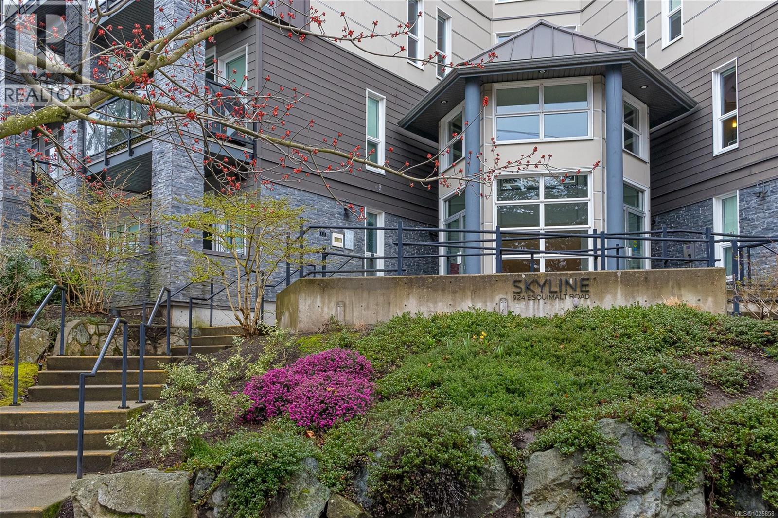 #303 924 ESQUIMALT RD - Image 2