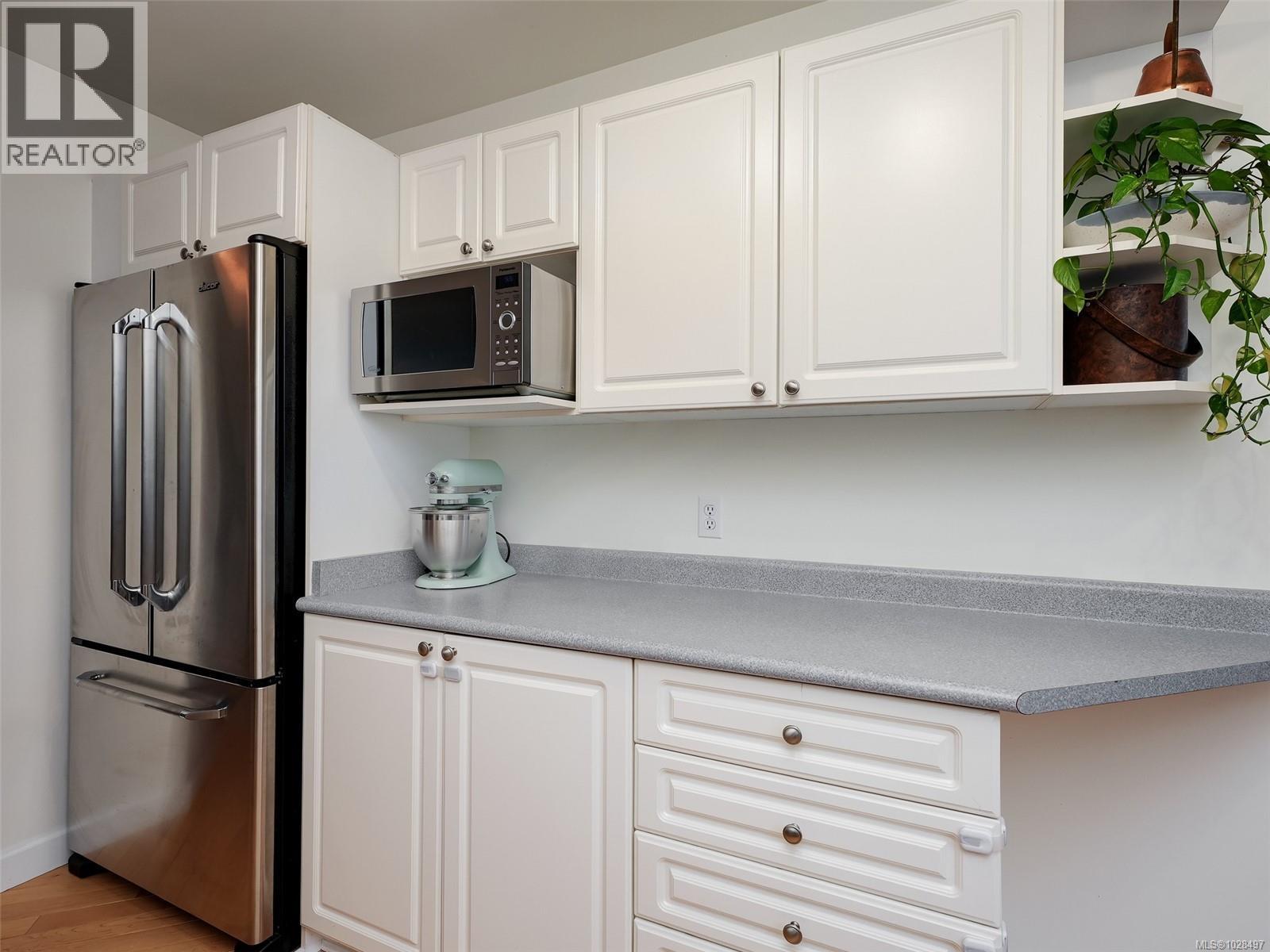 #301 1687 POPLAR AVE - 10