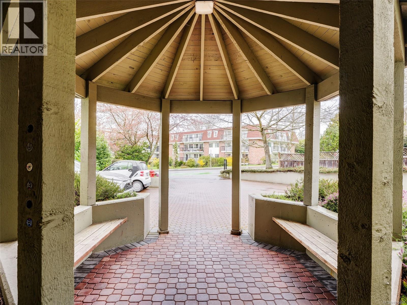 #301 1687 POPLAR AVE - 24