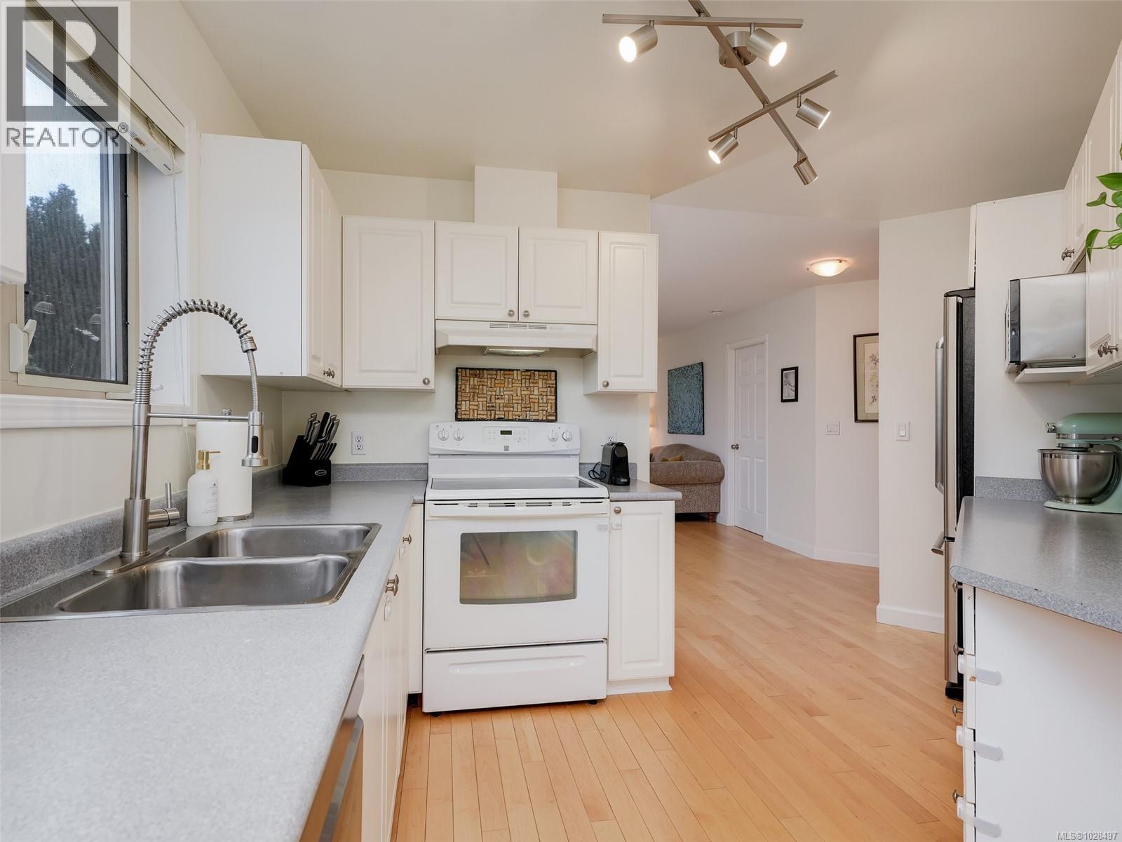 #301 1687 POPLAR AVE - 6