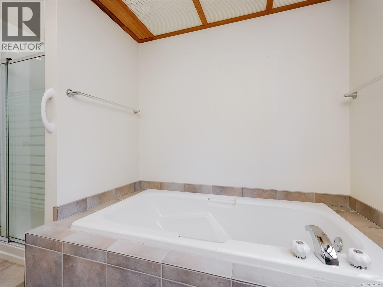 2574 ARBUTUS RD - 18