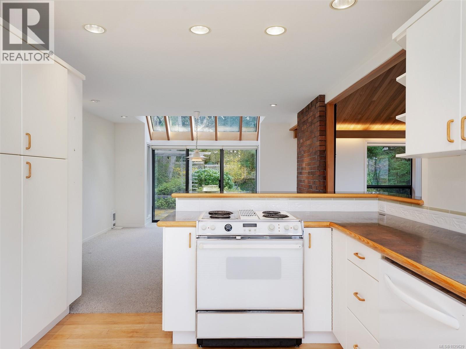 2574 ARBUTUS RD - 12