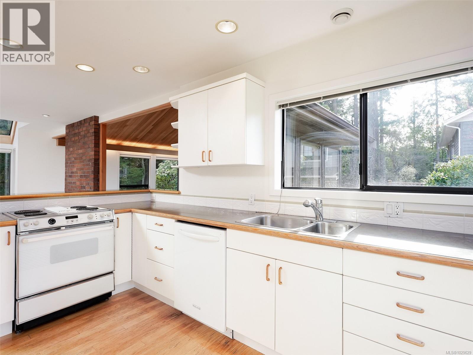 2574 ARBUTUS RD - 10