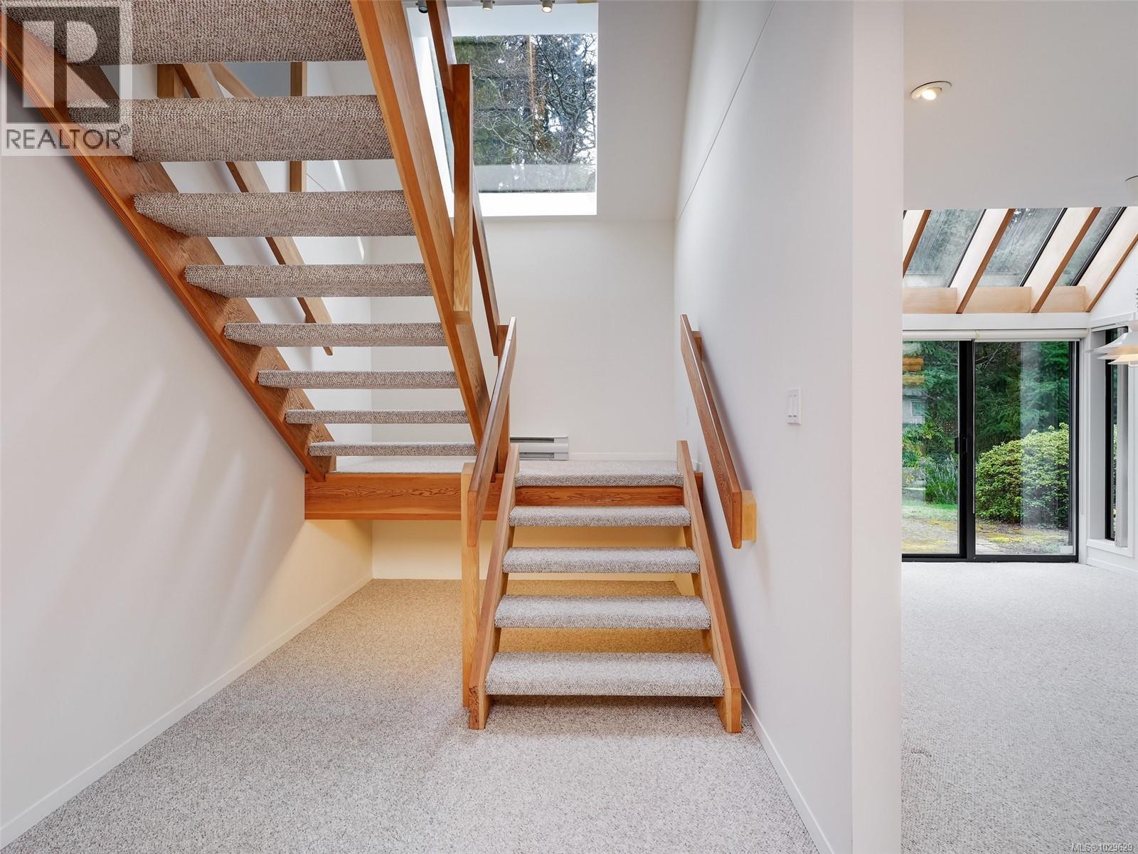 2574 ARBUTUS RD - 19