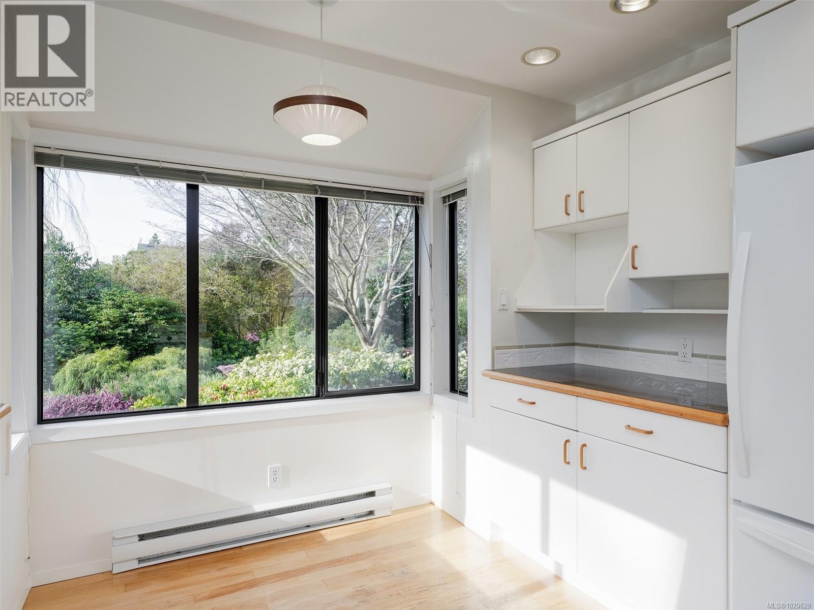 2574 ARBUTUS RD - 11