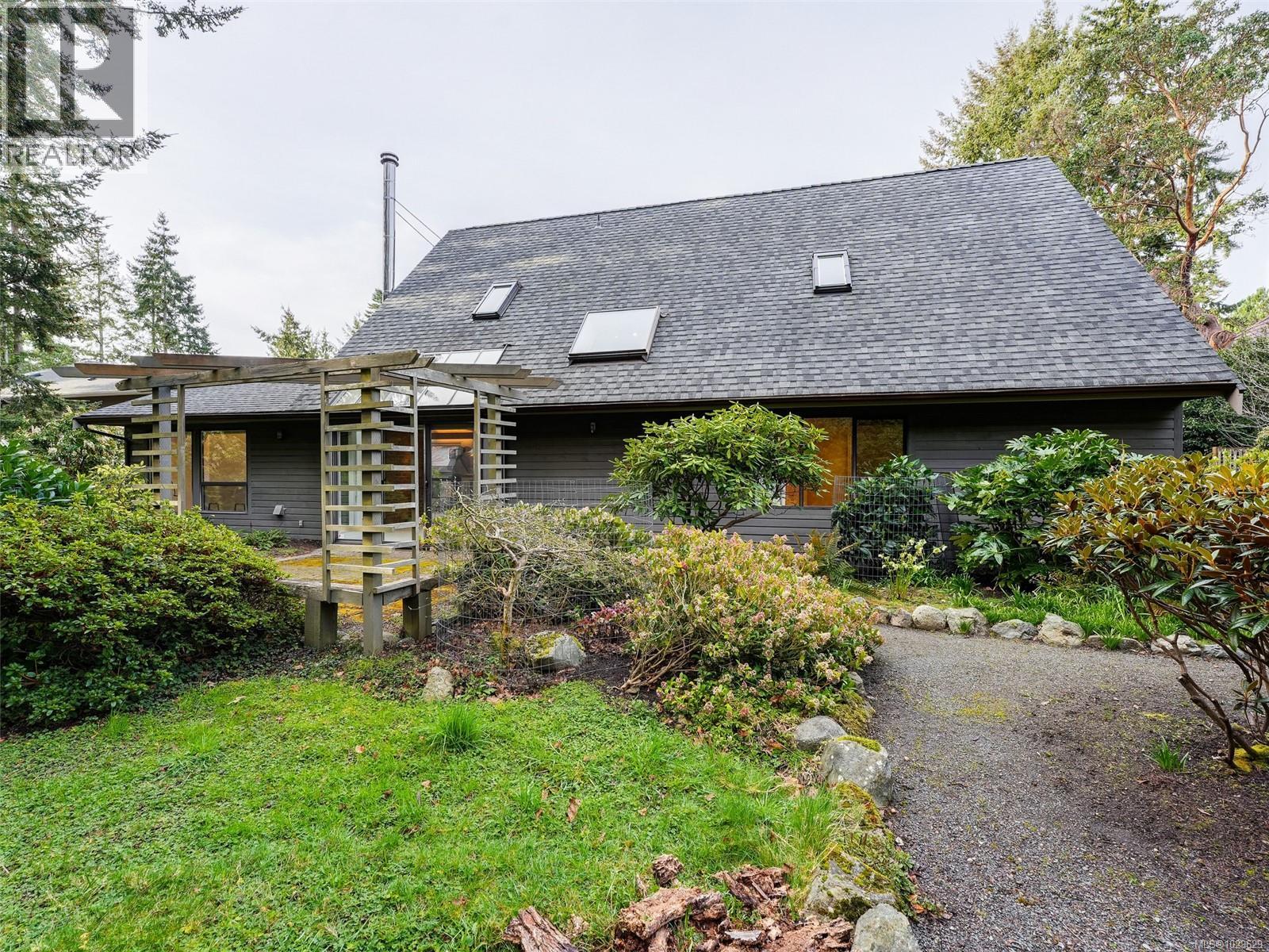 2574 ARBUTUS RD - 26