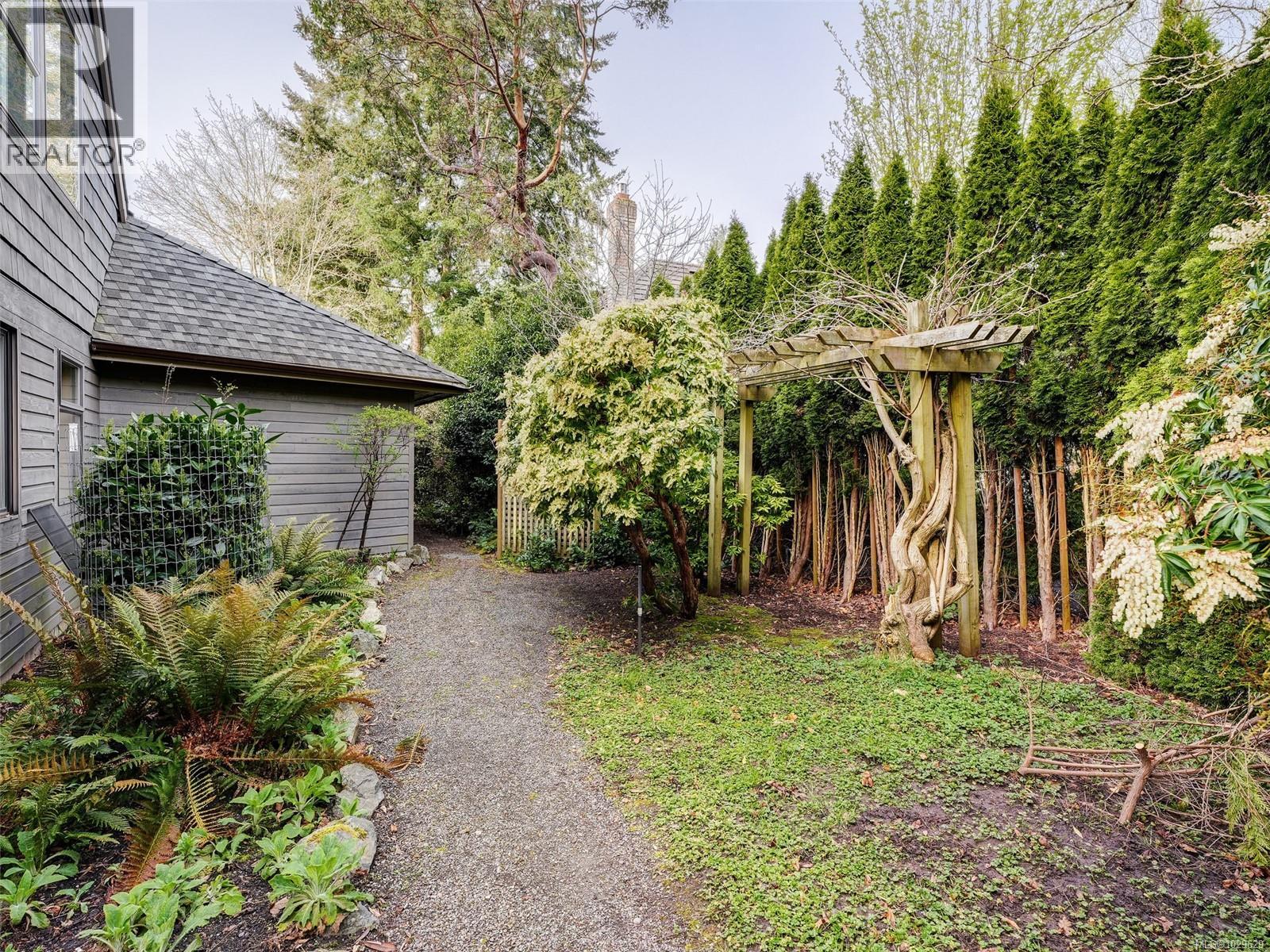 2574 ARBUTUS RD - 27