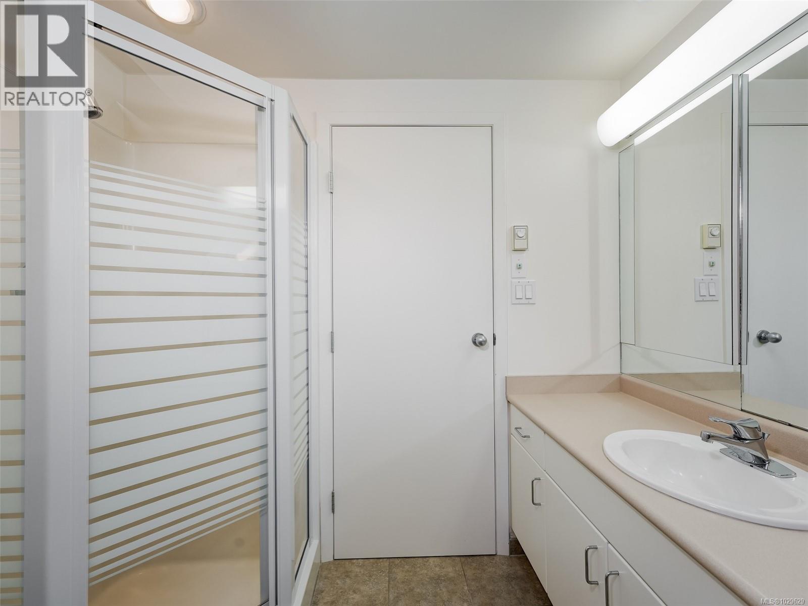 2574 ARBUTUS RD - 22