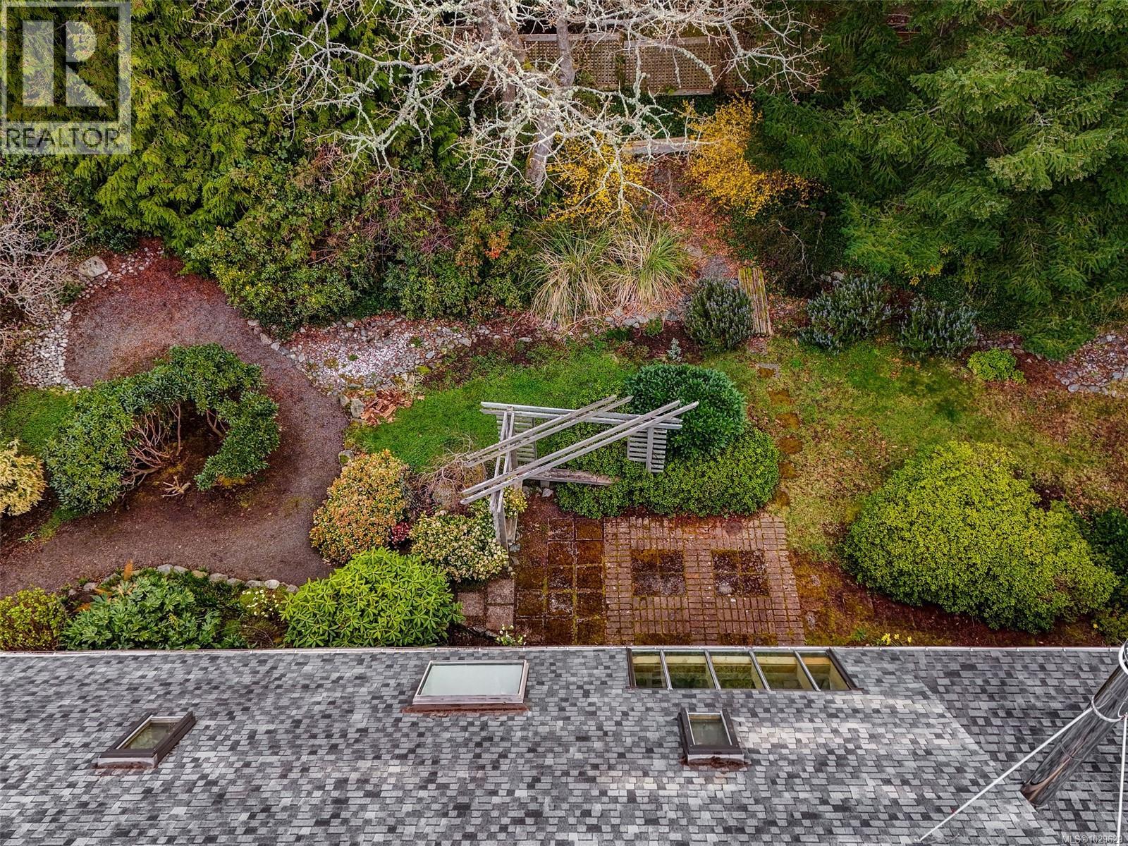 2574 ARBUTUS RD - 32