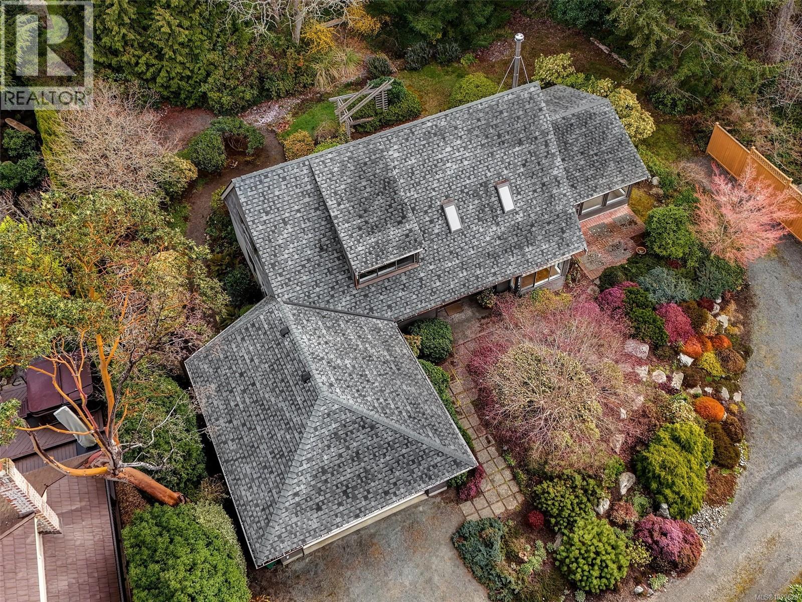 2574 ARBUTUS RD - 37