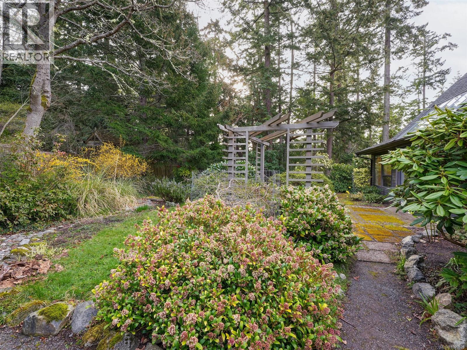 2574 ARBUTUS RD - 28