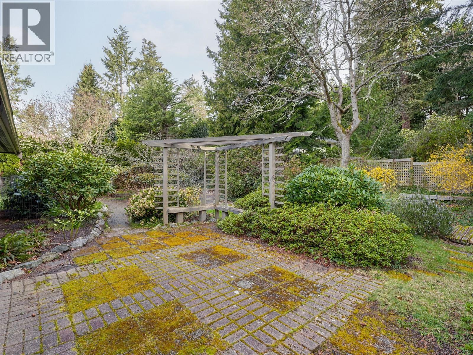 2574 ARBUTUS RD - 29