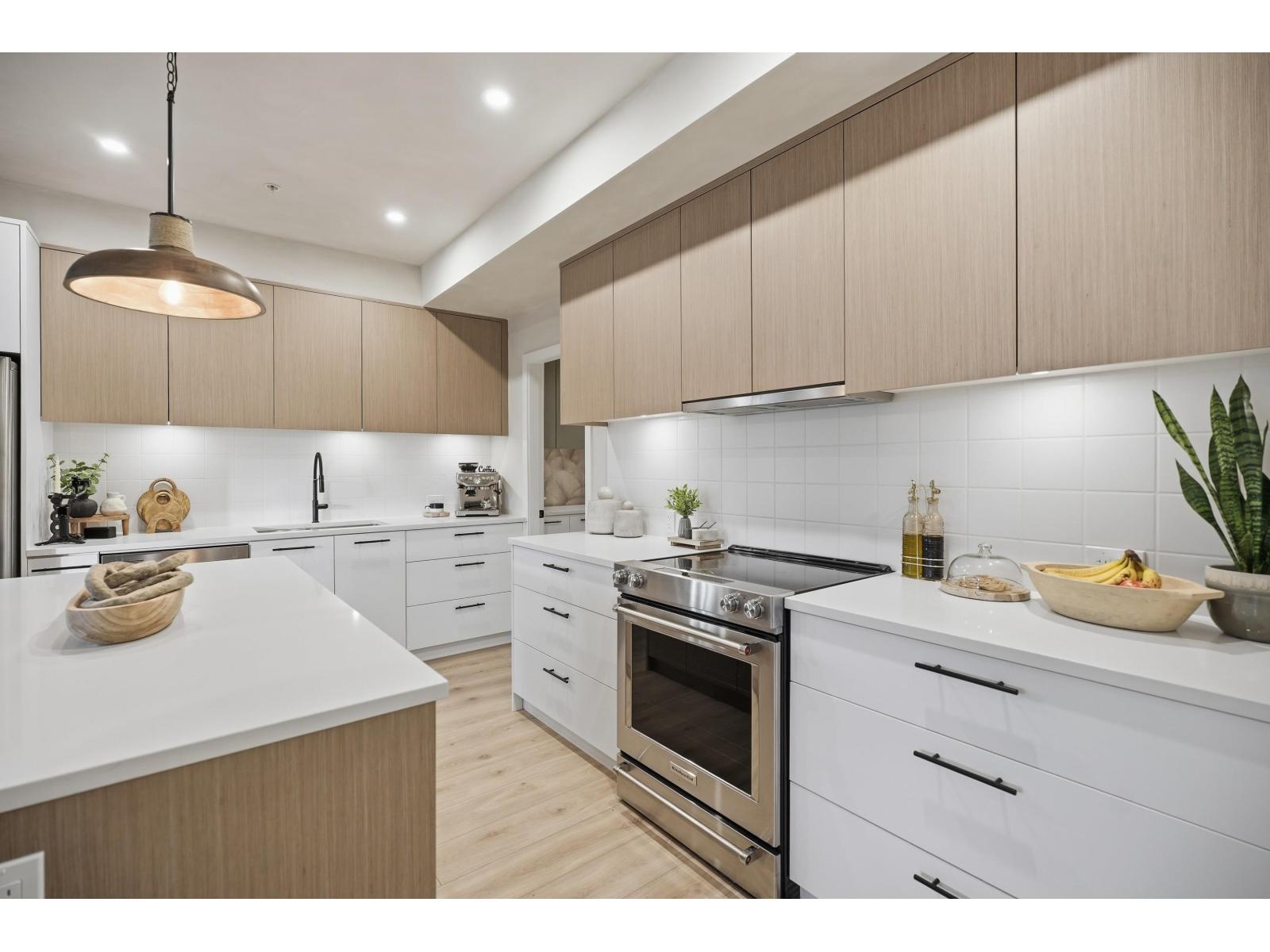 338 2635 KING GEORGE BOULEVARD, Surrey