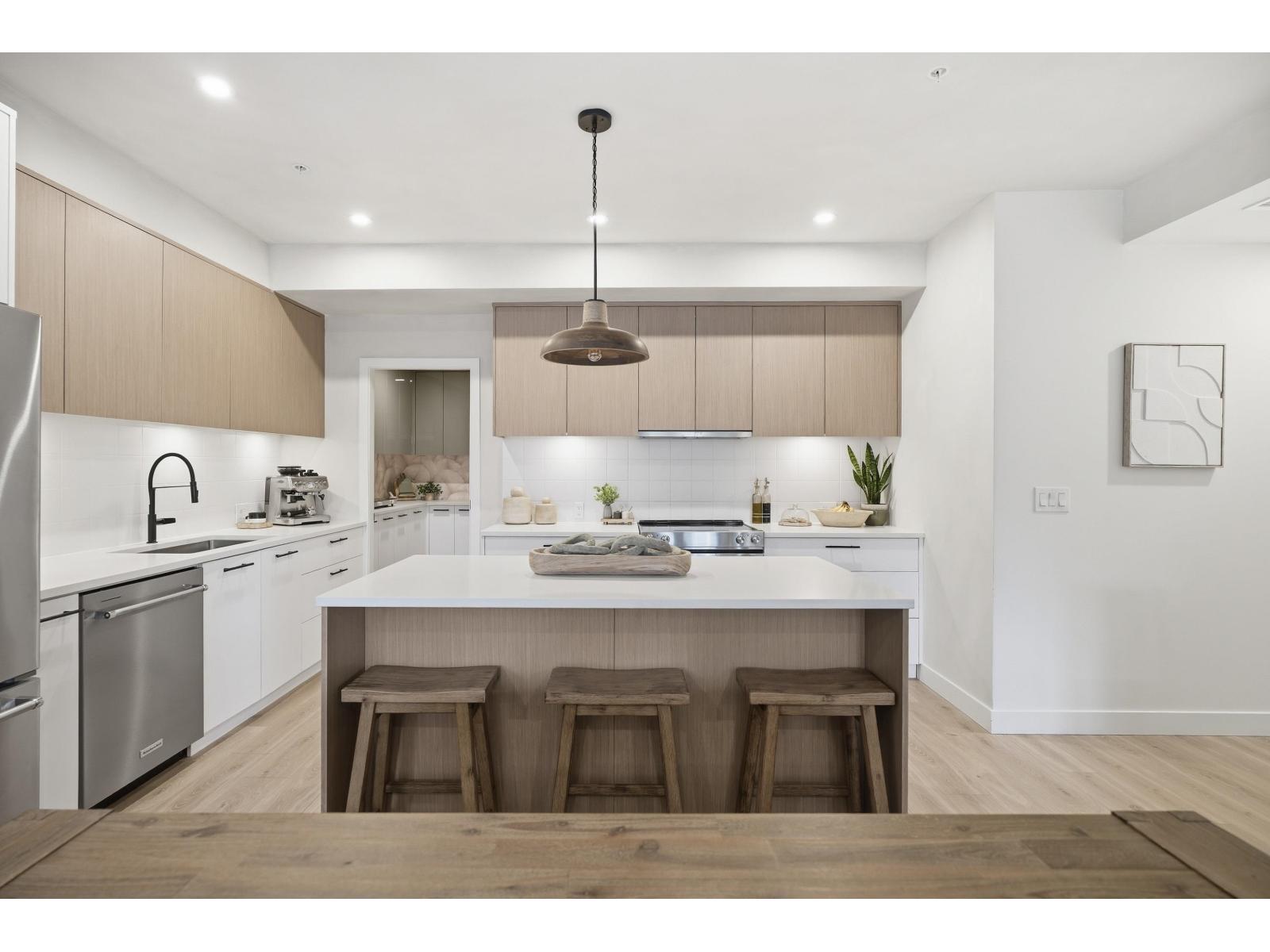 338 2635 KING GEORGE BOULEVARD, Surrey