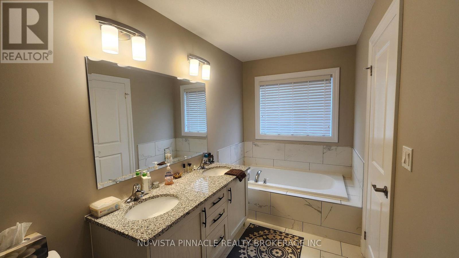 3074 TURNER CRESCENT - 36