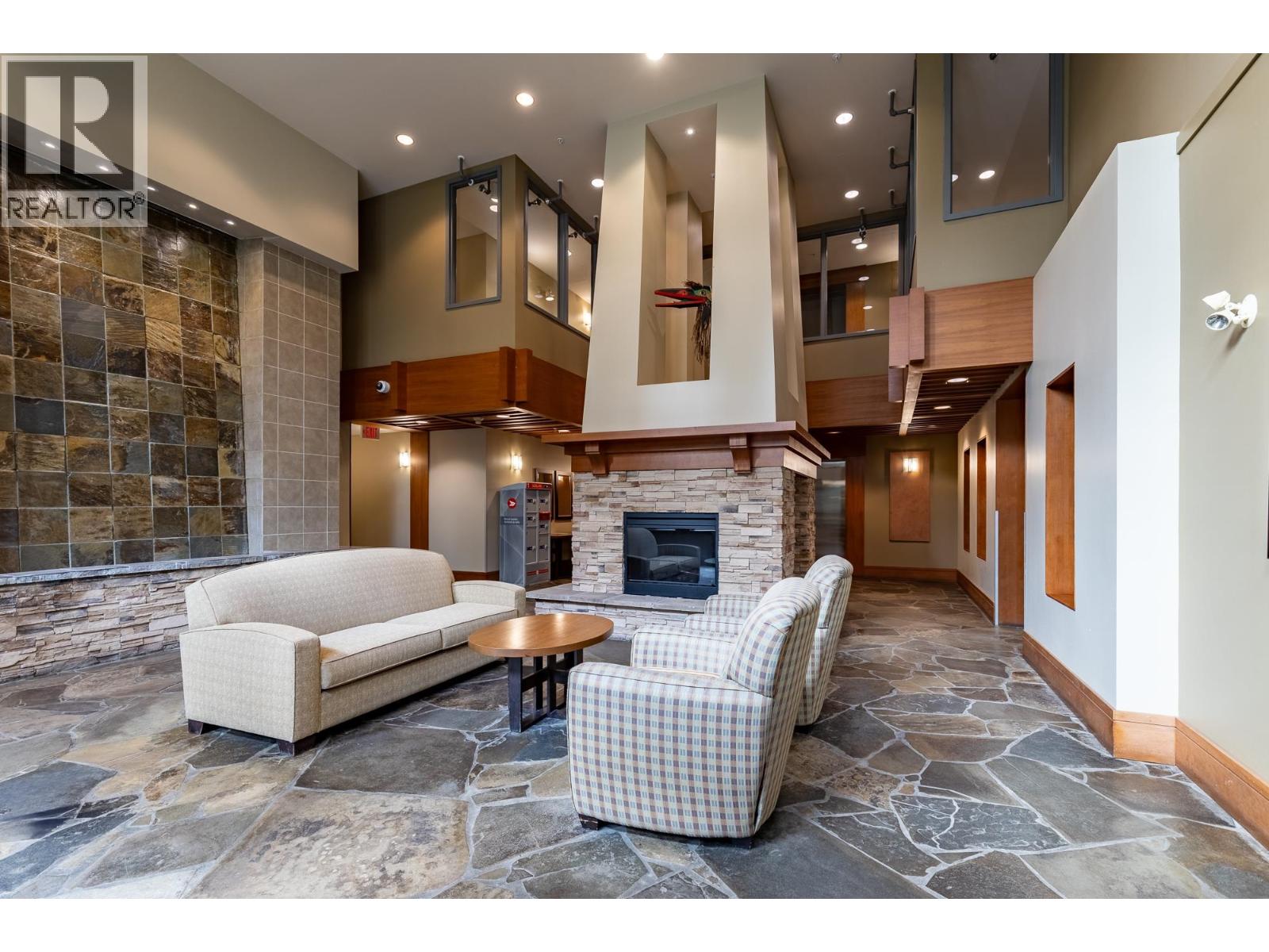 301 560 RAVEN WOODS DRIVE, North Vancouver