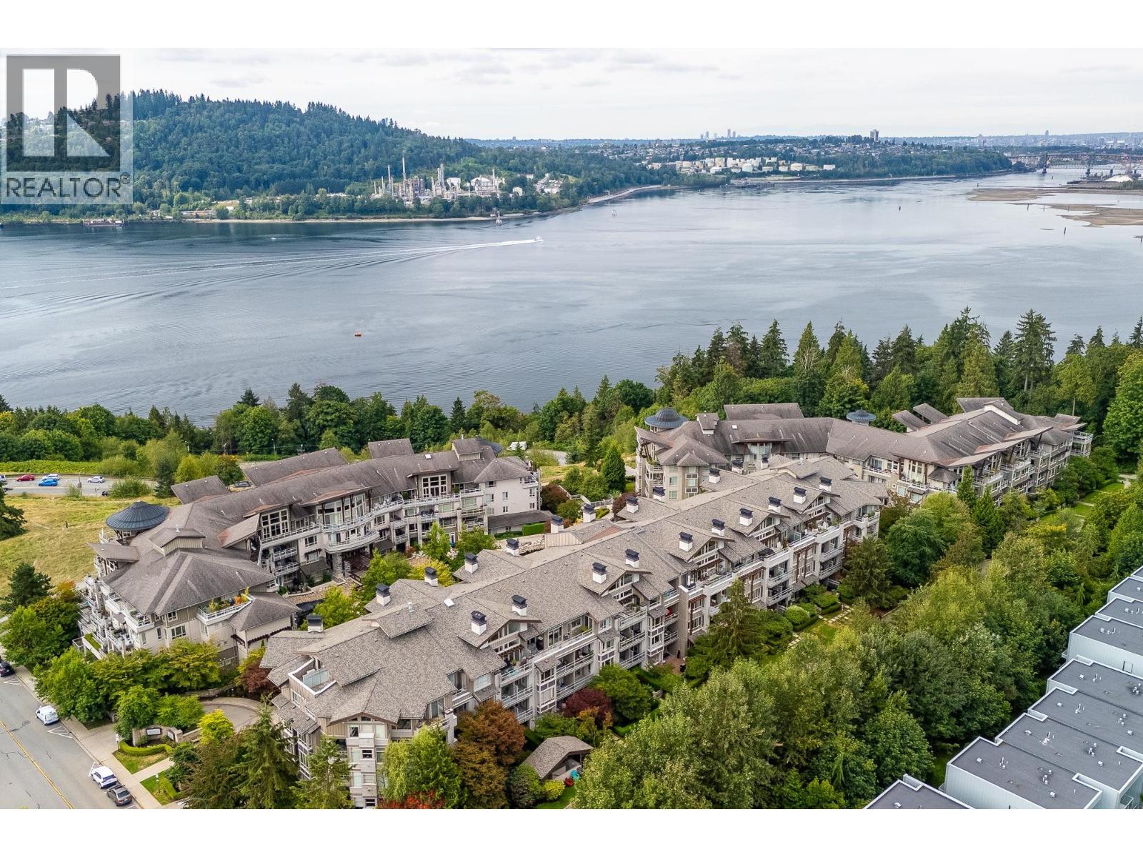 301 560 RAVEN WOODS DRIVE, North Vancouver