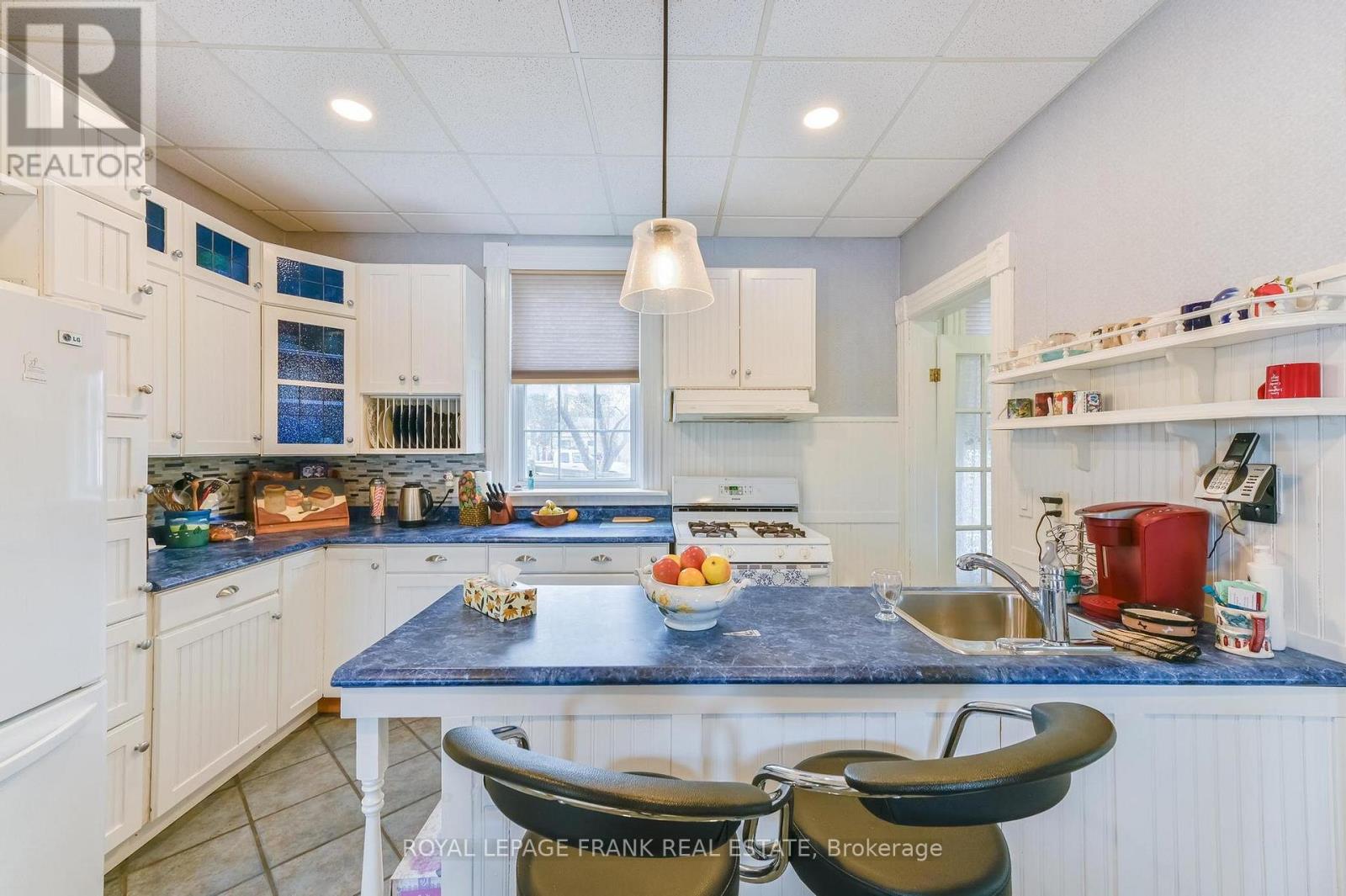 865 PARKHILL ROAD W - 16
