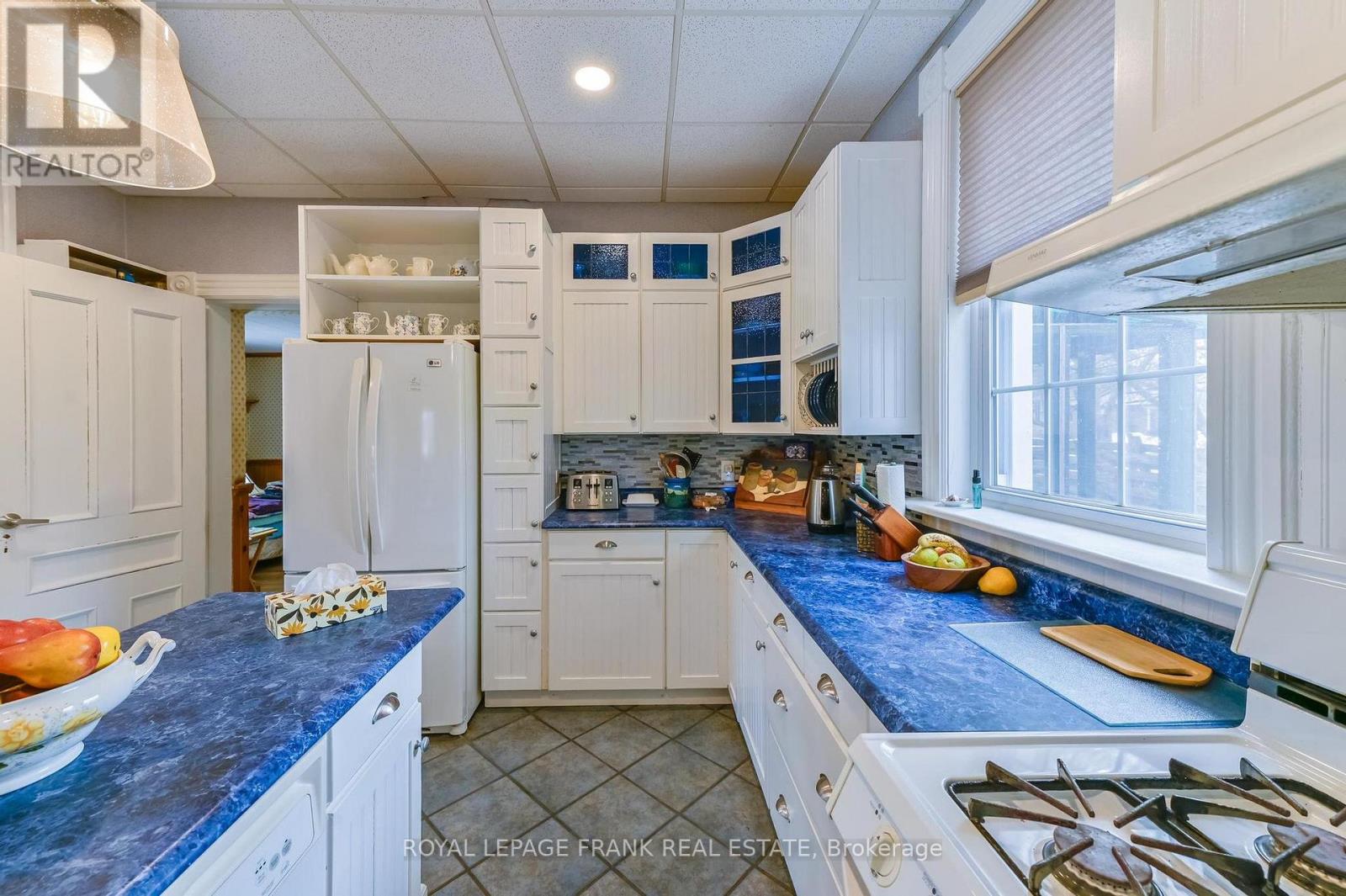 865 PARKHILL ROAD W - 17