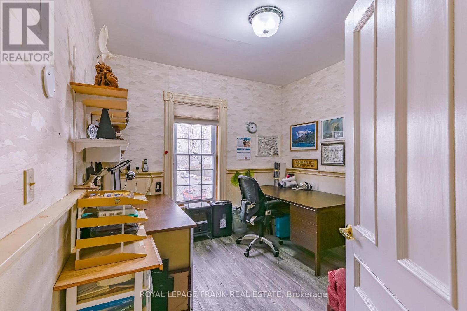 865 PARKHILL ROAD W - 32