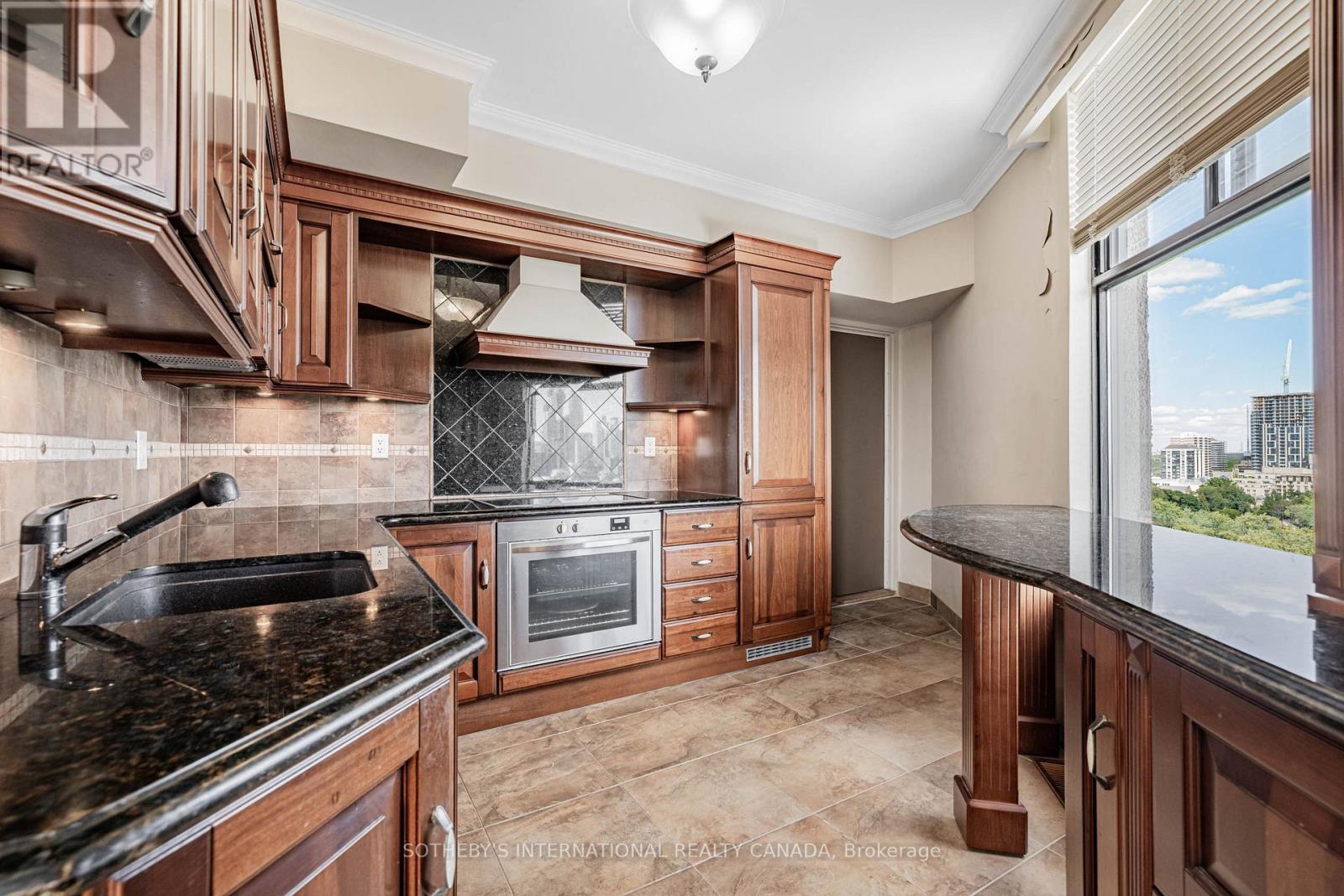 #13 423 AVENUE ROAD - 13